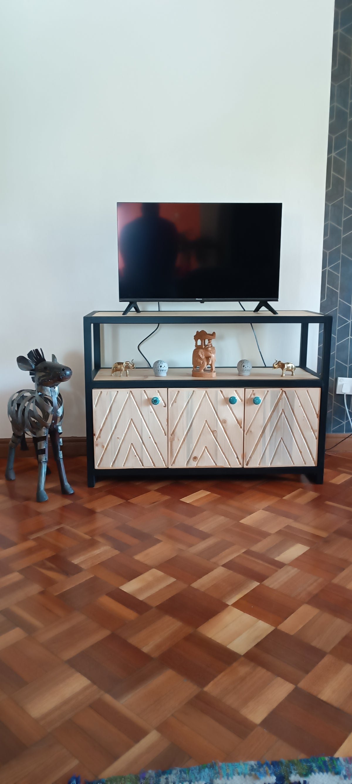 Tv unit